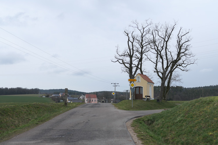 Rückweg. An der Kapelle vorbei auf dem Kreuzweg entlang nach … 