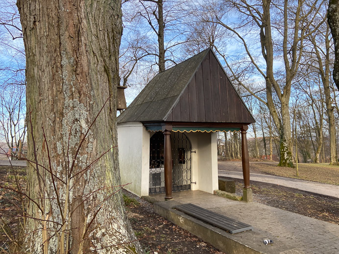 Dann an der Kapelle vorbei ...