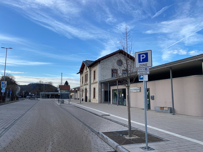 ... zum Bahnhof.