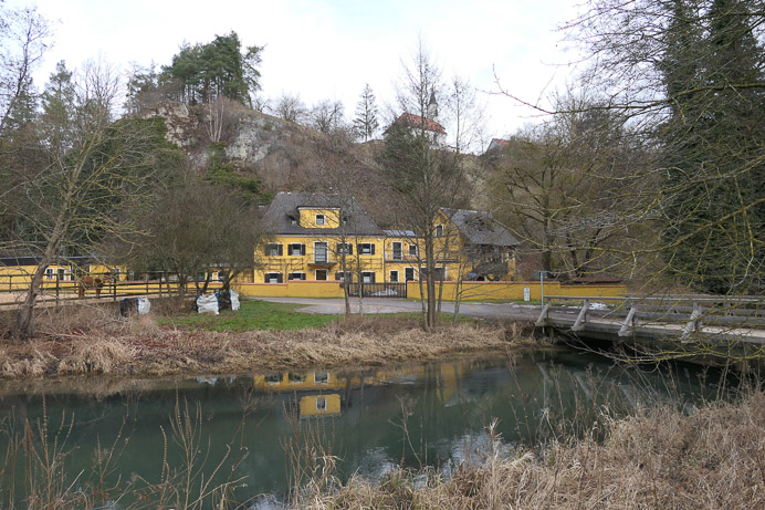 Erfreulich: Die Wandfarbe der Bienmühle wertet dieses Bild etwas auf. 