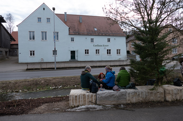 Wir machen Picknick. Gasthaus Knerr hat zu. Vermutlich für länger. Leider. 