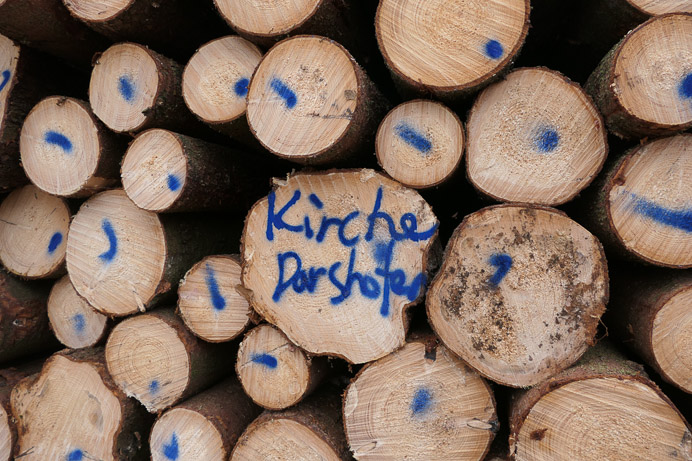 Diskussionsstoff: Wer braucht das Holz? Der Pfarrer, die Kirche, der Dachstuhl?