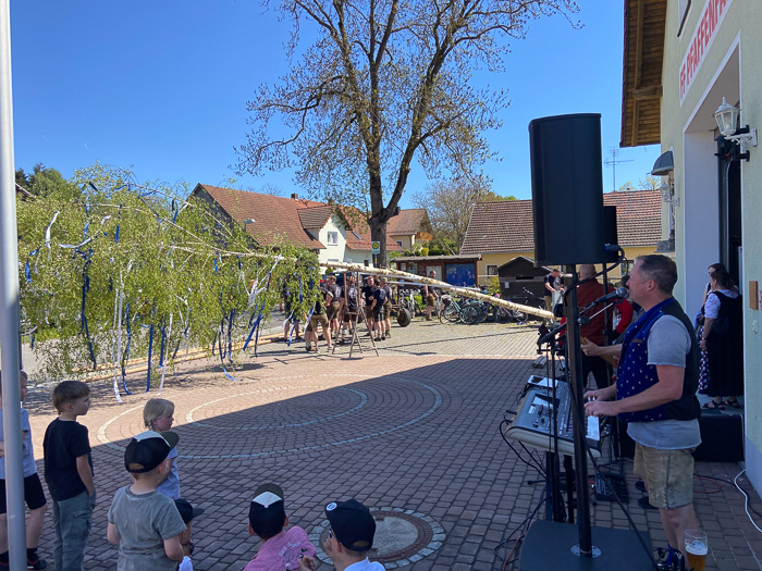 Die Musi unterstützt dabei.