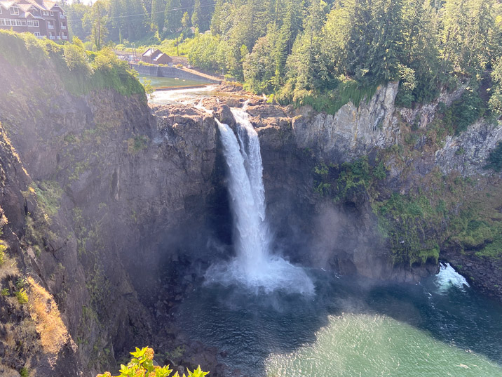 Let's have a little stopover at Snoqualmie Falls. 