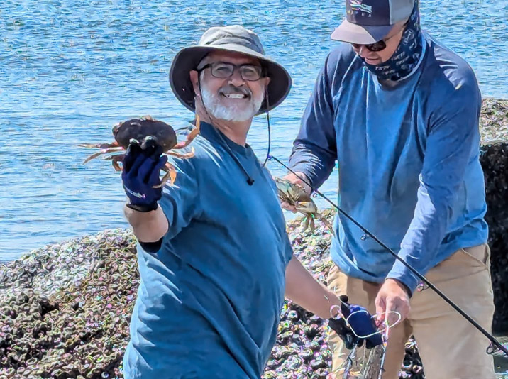 This gentleman shows us which crabs he can keep and which not.