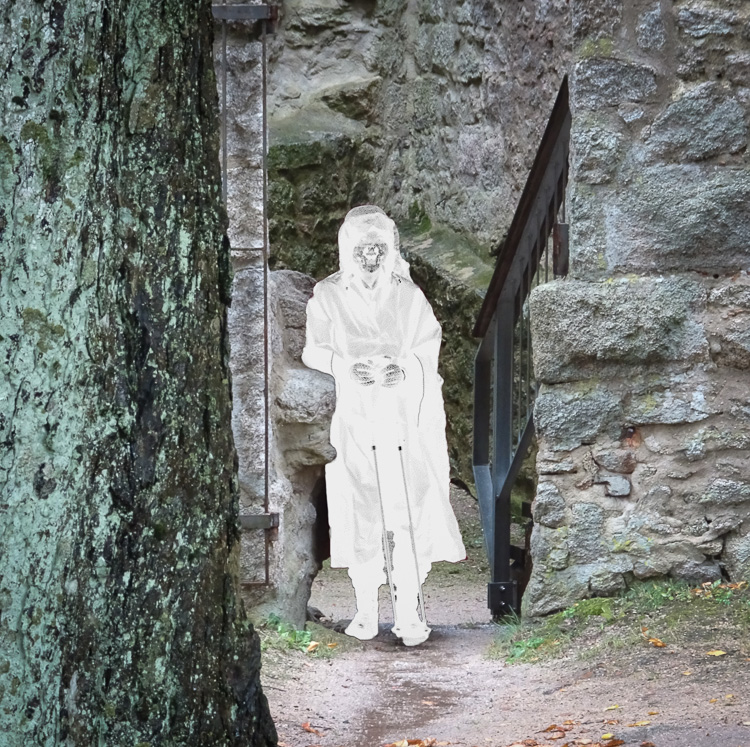 Was für ein Glück. Das Burgfräulein zeigt sich uns! 600 Jahre alt geht es inzwischen an zwei Stöcken!
