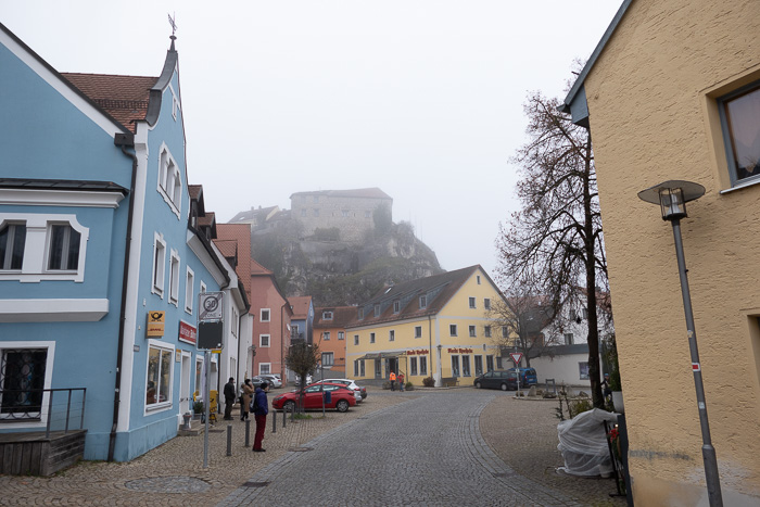 Ankunft in Laaber. Volkstrauertag. Die Böllerschüsse samt Blasmusik hörten wir beim Abstieg in den Ort. Jetzt hat sich die Veranstaltung schon aufgelöst. 