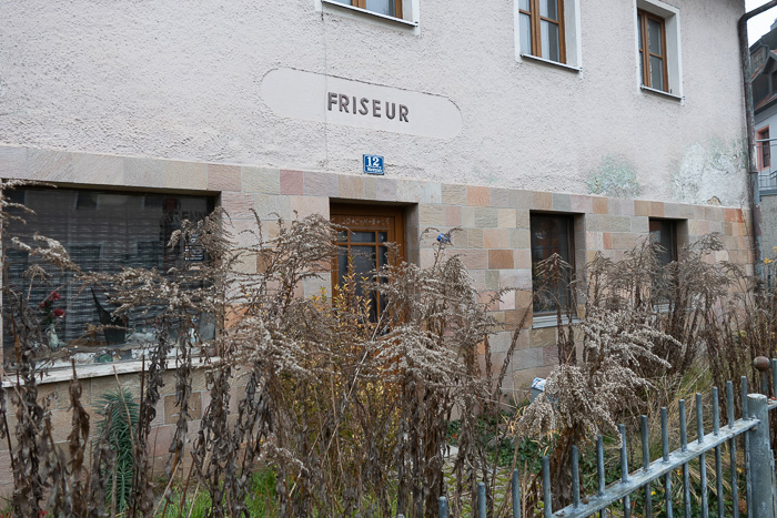 Merke: Friseurwerkzeug eignet sich nicht für Gartenarbeit.