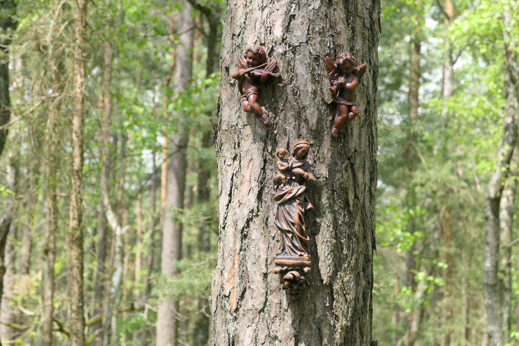 Am Abstecher zum Gipfelkreuz wacht Madonna.