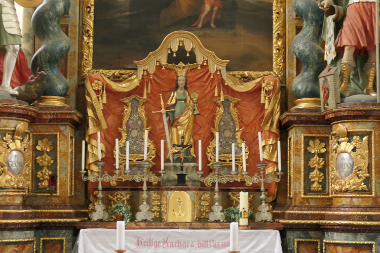 Der Heiligen Barbara statten wir einen Besuch ab. Die friert in der kalten Kirche.