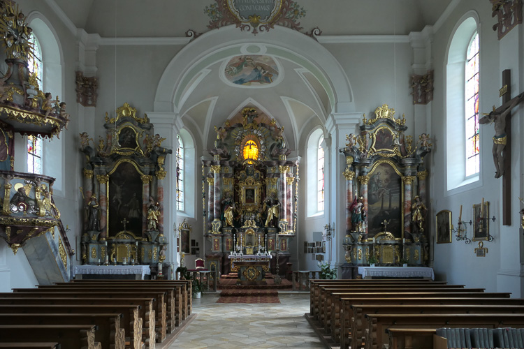 Heute kommen wir endlich mal in die Maria-Hilf-Kirche hinein.