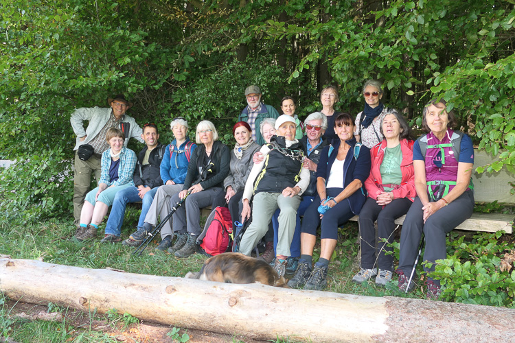Wir nutzen eine lange Bank am Fuß des Schlossberges für das  Gruppenfoto.
