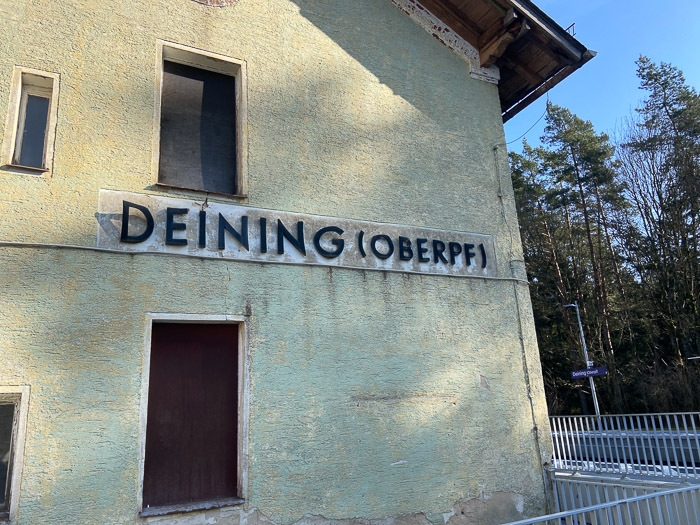 Wenig einladender Bahnhof - also los!