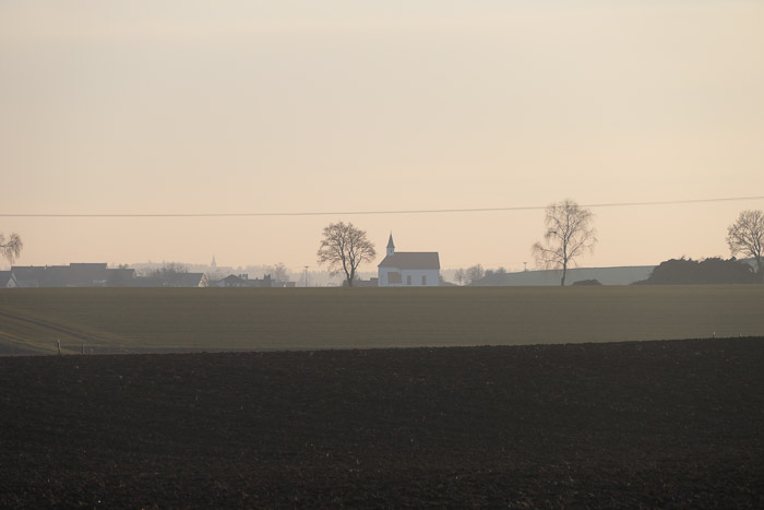 Pirkach im Abenddunst, dahinter Freihausen.