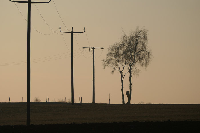 Wegkreuz unter Strom.