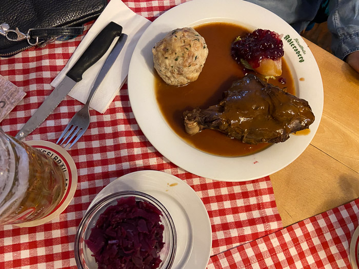 Wir ergattern die letzte Rehkeule des Tages. Alles sehr sehr fein.