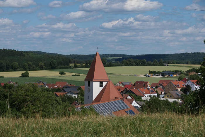 In Seubersdorf stößt noch eine Wanderin dazu. Und dort gibt es zwei Geschäfte.