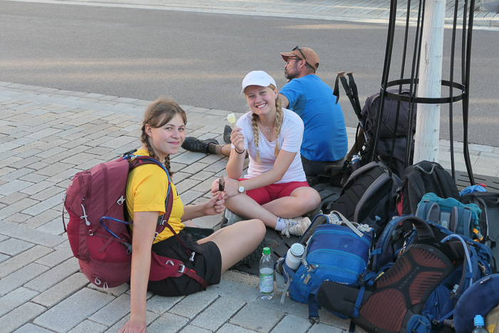 Pause in Parsberg. Eis beim REWE kaufen und vor der Eisdiele essen. Spitzenidee!