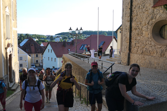 Aufstieg zur Burg. Das Catering ist für das Konzert in der Kirche, nicht für uns. 