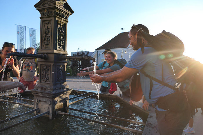 Nach einer kleinen Erfrischung am Dorfbrunnen kein Problem.