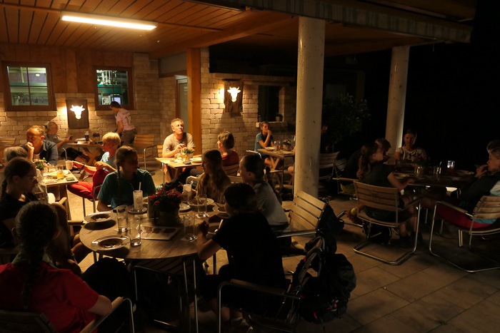 Zuflucht bietet das Kuhstallcafé. Das Team versorgt uns mit Kartoffel- bzw. Gulaschsuppe und Getränken. 