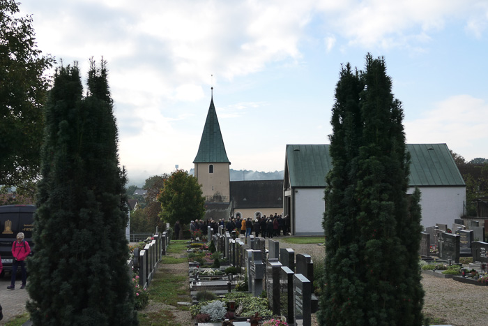 Auch die Alte Kirche interessiert uns nicht, an der Beerdigung ziehen wir schweigend vorbei. 