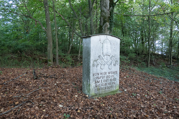 Station 1: Die Stelle, von der aus Papst Leo IX. die Kirche in Bruckdorf weihte, das war im Jahr 1052.