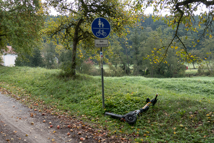 Dann Abstieg nach Bruckdorf. Der Scooter hilft uns leider nicht weiter.