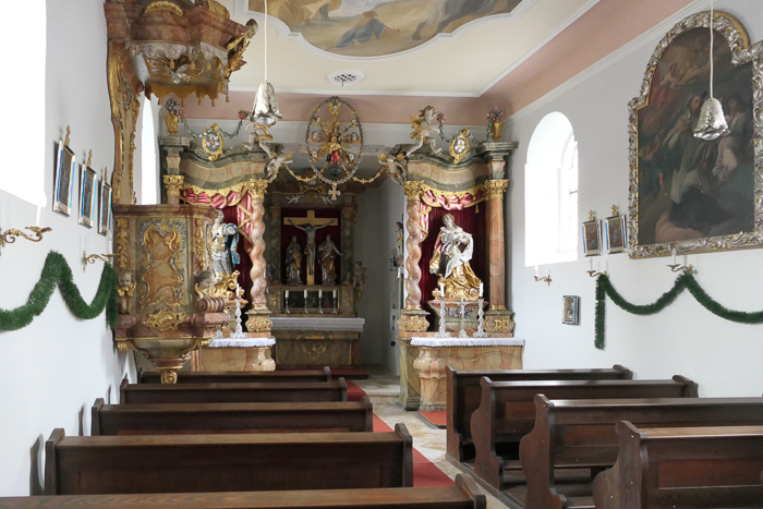 So sieht sie von innen aus. Sie überstand die Säkularisation wegen besonderer Bedeutung besagter Fernweihe, wurde barock ausgestaltet und wieder neu geweiht. 