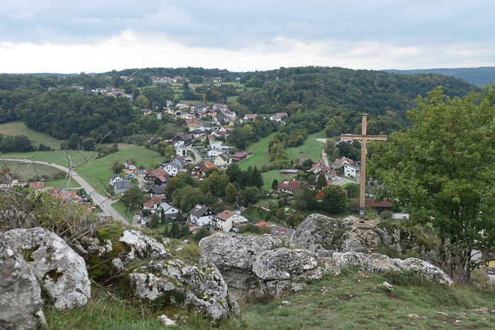 Mit Aussicht auf Schönhofen, wo eine Blaskapelle spielt.