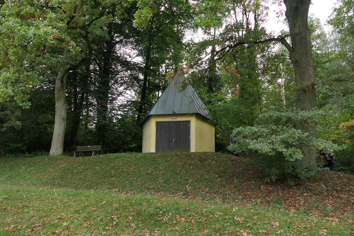 Nittendorf, Kapelle, Zugang durch's Dickicht möglich!
