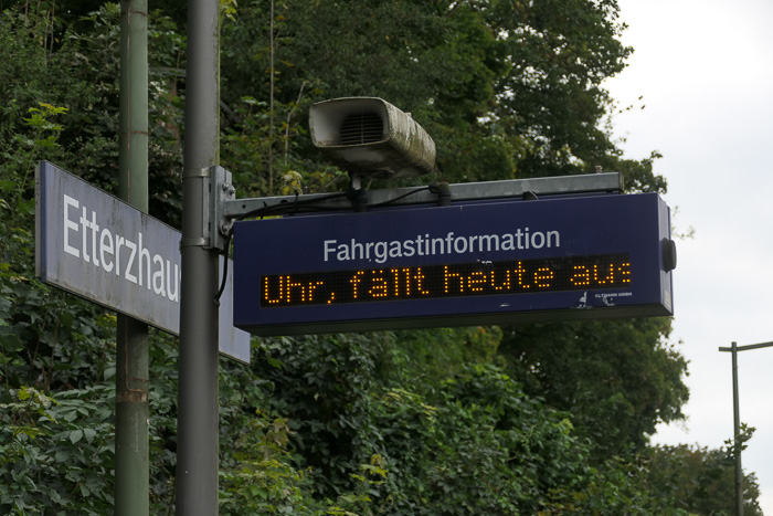 O nein! - Glück gehabt, das gilt für den nächsten Zug. Unserer fährt leicht verspätet.