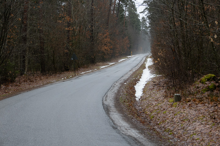 Niemand ist bereit, einen Wanderweg anzulegen, also folgen wir dem Asphalt. 