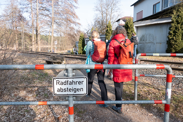 Dann zurück zum Bahnhof. Hier fährt selten eine Werksbahn. Es pressiert etwas weniger, die Gleise zu überqueren.