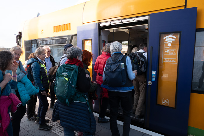 Alle drängeln in den Zug. No one gets left behind!