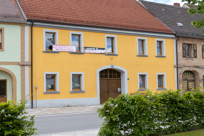 Ein paar verblassende Protestreste sieht man noch.